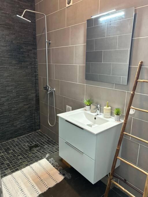Appartement A 2 Pas De La Plage De Terre Sainte Bagian luar foto