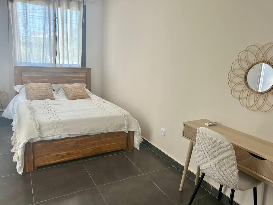 Appartement A 2 Pas De La Plage De Terre Sainte Bagian luar foto